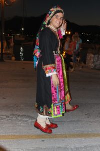 Ragazza con abito tipico di Karpathos