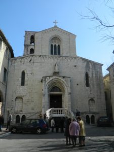 Cattedrale di Grasse con auto parcheggiata davanti: Bravi !!!