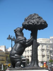 Statua dell'orso e del corbezzolo