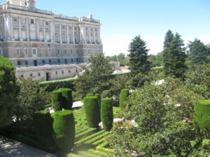 Scorcio dei Jardines Sabatini con una piccola parte dell'imponente Palacio Real.