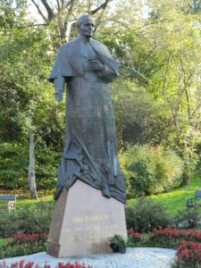 Statua dedicata a Giovanni Paolo II