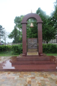 Monumento commemorativo posto all'esterno dell'ex Campo di Concentramento di Nis
