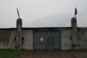 Cancello dell'ex campo di concentramento di Nis dopo l'orario di chiusura