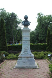 Mihail Eminescu, il poeta cui il parco è dedicato.