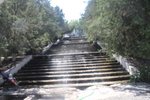 Particolare fontana lungo una scalinata