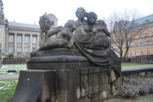 Alcune delle statue su "Sievekingplatz"