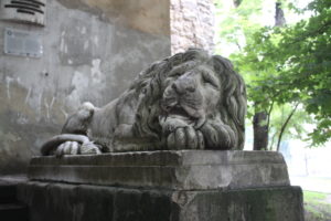 Uno dei leoni dormienti di guardia alla Torre delle Polveri