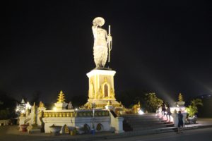 Monumento a Chao Anuvong in notturna