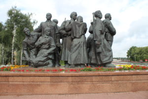 Memoriale Le Tre Baionette - statue sulla sinistra