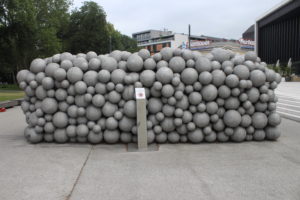 Mucchio di palle davanti al Musiktheater