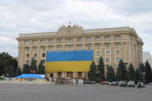 Bandiera Ucraina sul Palazzo dell'Amministrazione Regionale di Kharkiv