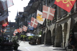 Berna tappezzata da enormi bandiere
