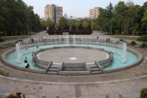 Fontana davanti al Museo della Yugoslavia