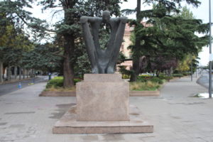 Buffa scultura in Plaça de la Pau Casals