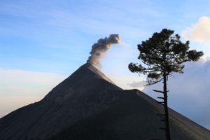 Il Vulcano Fuego inizia a fumare...