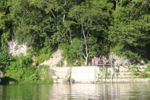 Vista del Jorge's Rope Swing dal Lago Peten Itzà