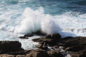 La potenza dell'Oceano Atlantico sulle tante rocce presenti