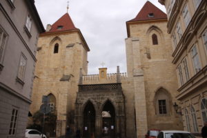 Chiesa di Santa Maria Sotto la Catena - ingresso fortificato