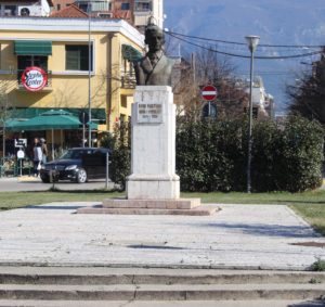 Statua per Avni Rustemi