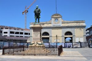 Statua di Luigi Orlando ed ingresso dello storico cantiere