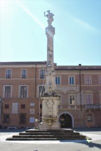 Colonna-Fontana con la Statua del dio Mercurio