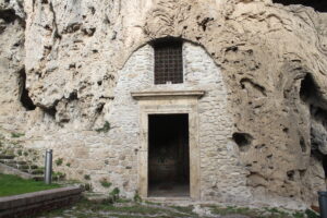Eremi di San Benedetto - ingresso della cappella rupestre