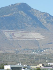 Bandiera dipinta sulla montagna
