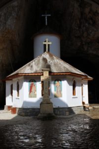 Monastero interno alla grotta