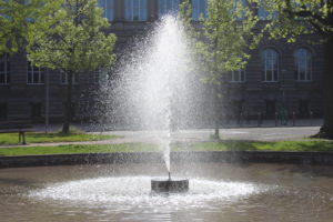 Una delle due fontane simmetriche di Place de l'Universitè