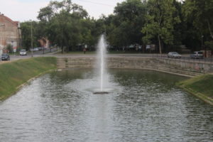 Dettaglio della fontana nel laghetto