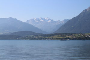 Lago di Thun - le montagne fanno da perimetro