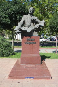 Statua per Uzeir Hajibeyli