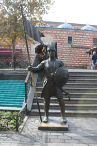 Una delle sculture in Piazza della Moschea Yeni