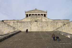 Walhalla - scalinata per raggiungere il tempio
