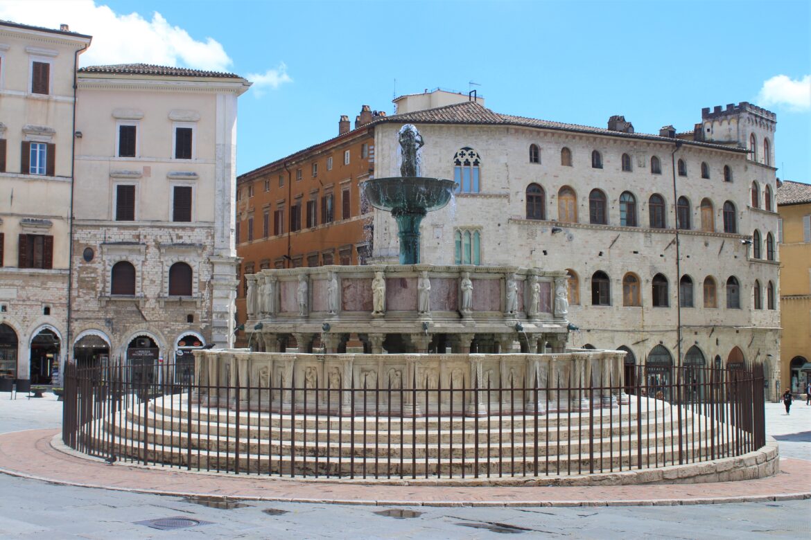 Fontana Maggiore - panoramica