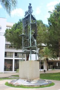 Statua nel Giardino del Consiglio Regionale della Calabria