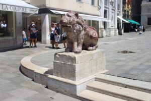 Uno dei due leoni di Piazzetta dei Leoncini