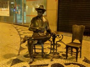 Statua di Fernando Pessoa