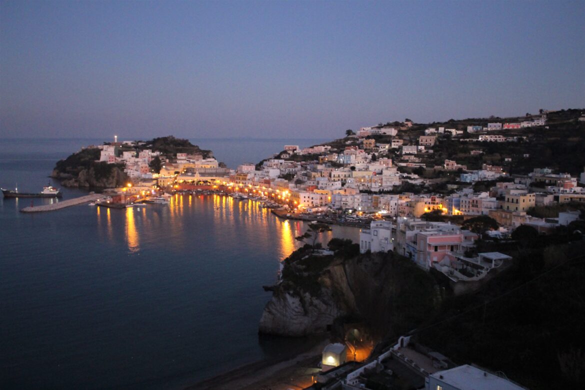Ponza - il Porto ed il Borgo Storico